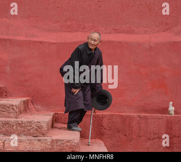 Pellegrino tibetana al di fuori della sacra Scrittura Bakong Stampa Monastero a Dege, Sichuan, in Cina Foto Stock