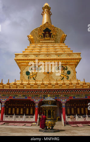 Pagoda a Yarchen Gar monastero tibetano, Sichuan, in Cina Foto Stock