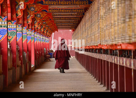Il Tibetano monaci e monache la filatura ruote della preghiera, Yarchen Gar, Sichuan, in Cina Foto Stock