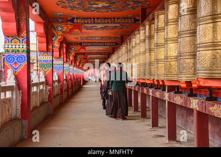Il Tibetano monaci e monache la filatura ruote della preghiera, Yarchen Gar, Sichuan, in Cina Foto Stock