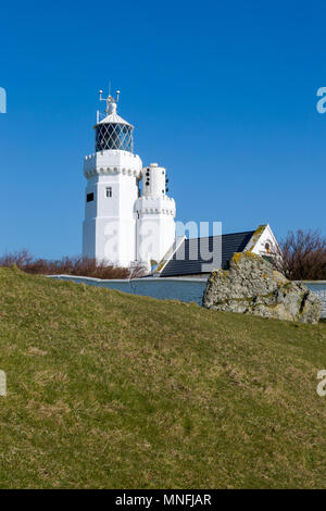 St Catherine's Faro sull isola di Wight a Watershoot Bay in Inghilterra. Panorama Travel sparare in giornata soleggiata con cielo blu chiaro Foto Stock