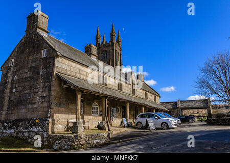 Vista sulla strada della Chiesa casa e chiesa in una giornata di sole, Widecombe in moro, Dartmoor Devon. Marzo 2018. Foto Stock