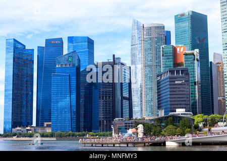 Singapore, 09 agosto 2017 - Vista del Merlion & edifici di Singapore Foto Stock