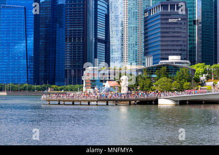Singapore, 09 agosto 2017 - Vista del Merlion & edifici di Singapore Foto Stock
