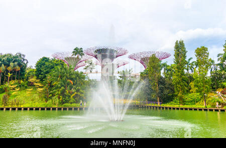 Singapore, 09 agosto 2017 - Vista dei giardini dalla Baia di Singapore Foto Stock