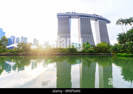 Singapore - Agosto 09, 2017: vista di Marina Bay Sands da giardini dalla baia Foto Stock