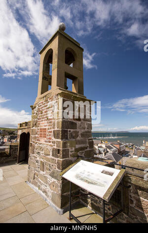 Sul parapetto del Castello di San Giovanni nel centro di Stranraer guardando fuori sul Loch Ryan. Un 16THC L-piano mantenere che fu costruito dagli Adairs di Foto Stock