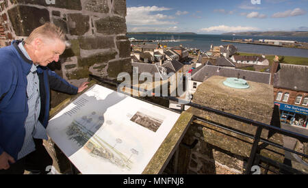 Sul parapetto del Castello di San Giovanni nel centro di Stranraer guardando fuori sul Loch Ryan. Un 16THC L-piano mantenere che fu costruito dagli Adairs di Foto Stock