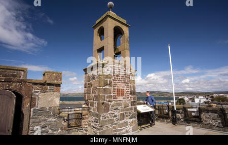 Sul parapetto del Castello di San Giovanni nel centro di Stranraer guardando fuori sul Loch Ryan. Un 16THC L-piano mantenere che fu costruito dagli Adairs di Foto Stock