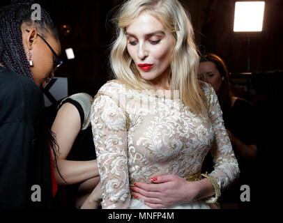 Modello dietro le quinte Kristian Aadnevik Autunno Inverno fashion show durante la London Fashion Week AW 2015. Il Royal Horseguards, Londra. Foto Stock