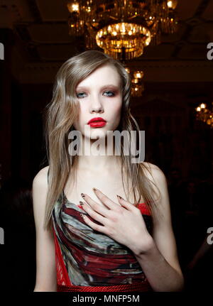 Modello dietro le quinte Kristian Aadnevik Autunno Inverno fashion show durante la London Fashion Week AW 2015. Il Royal Horseguards, Londra. Foto Stock