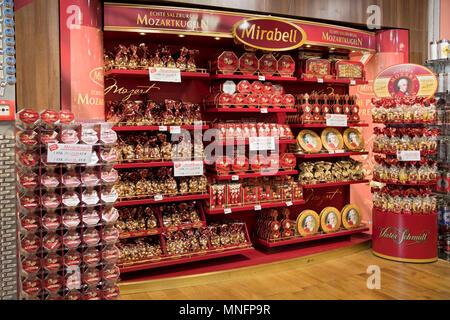 Un negozio turistico a Vienna che vende Mozartkugeln, piccole confezioni di zucchero rotondo, fatte di marzapane al pistacchio e torrone e ricoperte di cioccolato fondente. Foto Stock