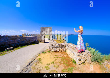 Donna di scattare foto al capo Kaliakra, Bulgaria, Mar Nero. Vecchia Fortezza abbandonata dal mare. Importante attrazione turistica. Foto Stock