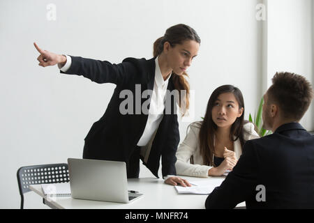 HR Manager chiede al richiedente di lasciare office Foto Stock