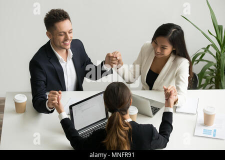 Il team di Business meditando insieme tenendo le mani Foto Stock