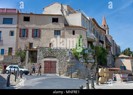 Le case di un villaggio La Cadiere d'Azur, Dipartimento del Var, Provence-Alpes-Côte d'Azur, in Francia del Sud, Francia, Europa Foto Stock