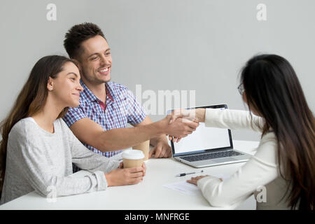 Coppia felice saluto consulente finanziario Foto Stock