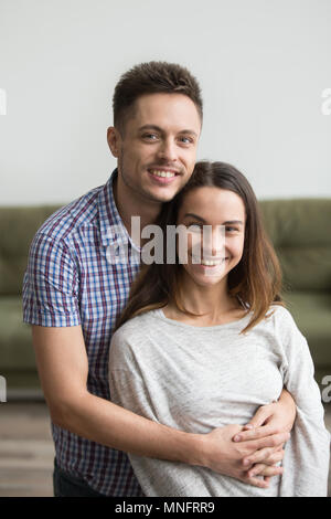 Ritratto di famiglia di felice coppia sorridente alla fotocamera Foto Stock