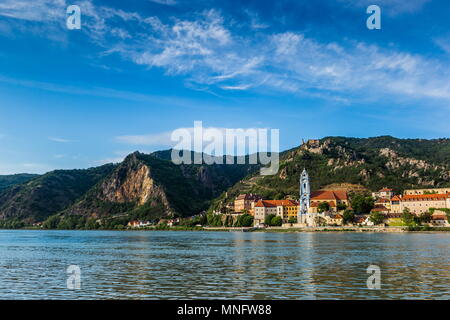 Durnstein lungo il fiume del Danubio nella pittoresca valle di Wachau Foto Stock