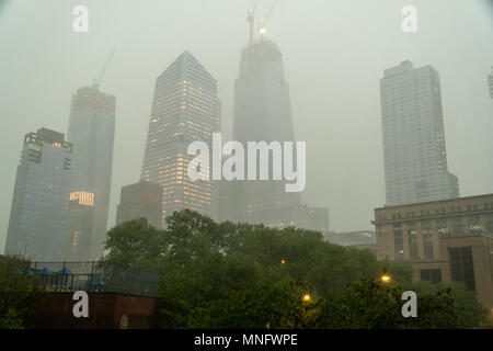 I cantieri di Hudson lo sviluppo sul lato ovest di Manhattan a New York è visto come un veloce movimento di tempesta passa attraverso la città di martedì, 15 maggio 2018. Heavy Rain, le tempeste e le inondazioni sono attesi in gran parte della città di New York e il resto del tri-area di stato. (Â© Richard B. Levine) Foto Stock