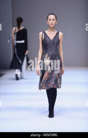 Pechino, Cina. 15 Maggio, 2018. Un modello presenta una creazione progettata da laureati di Pechino università europea durante la Cina Graduate Fashion Week di Pechino. Credito: Erik McGregor/Pacific Press/Alamy Live News Foto Stock