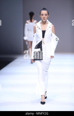 Pechino, Cina. 15 Maggio, 2018. Un modello presenta una creazione progettata da laureati di Pechino università europea durante la Cina Graduate Fashion Week di Pechino. Credito: Erik McGregor/Pacific Press/Alamy Live News Foto Stock