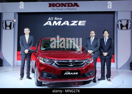 New Delhi, India. 16 Maggio, 2018. Honda Automobili India President & CEO Gaku Nakanishi, Hiroshi Yamaguchi, vice presidente senior e direttore, Honda Automobili India e grandi leader del progetto per la seconda generazione di stupire, in occasione del lancio della seconda generazione Honda stupire Credito: Jyoti Kapoor/Pacific Press/Alamy Live News Foto Stock