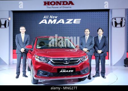 New Delhi, India. 16 Maggio, 2018. Honda Automobili India President & CEO Gaku Nakanishi, Hiroshi Yamaguchi, vice presidente senior e direttore, Honda Automobili India e grandi leader del progetto per la seconda generazione di stupire, in occasione del lancio della seconda generazione Honda stupire Credito: Jyoti Kapoor/Pacific Press/Alamy Live News Foto Stock