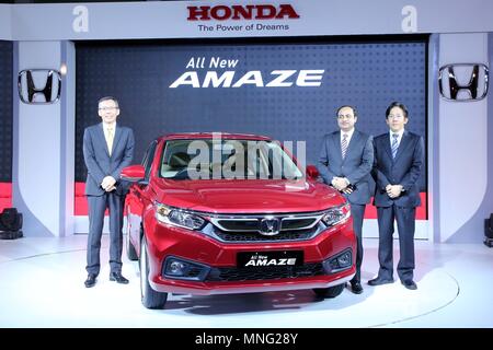 New Delhi, India. 16 Maggio, 2018. Honda Automobili India President & CEO Gaku Nakanishi, Hiroshi Yamaguchi, vice presidente senior e direttore, Honda Automobili India e grandi leader del progetto per la seconda generazione di stupire, in occasione del lancio della seconda generazione Honda stupire Credito: Jyoti Kapoor/Pacific Press/Alamy Live News Foto Stock