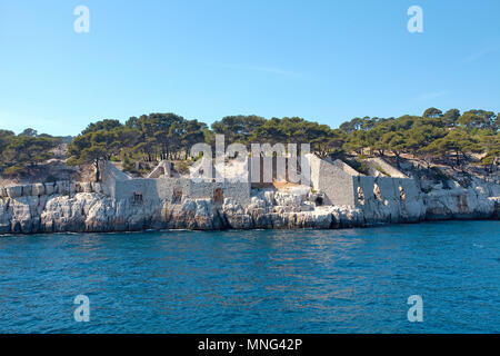 Rovine di ex fornaci da calce a calanchi, Bouches-du-Rhone, Côte d'Azur, in Francia del Sud, Francia, Europa Foto Stock
