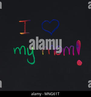 Io amo la mia mamma messaggio graffiato su carta nera Foto Stock