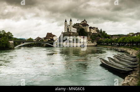 Aarburg village con la casta e la chiesa e il fiume Aare con barche in primo piano Foto Stock