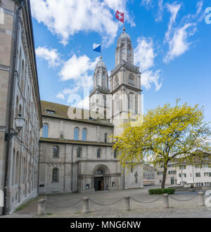 Famosa chiesa storica di Zurigo su una giornata di primavera con le bandiere di attenzione in un vento pungente Foto Stock