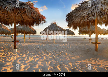 Straordinarie vacanze tropicali. Ombrelloni sulla spiaggia. Paradiso tropicale. Caraibi. Punta Cana. Repubblica Dominicana Foto Stock