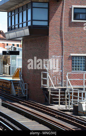 Una magica porta a Hogwarts conta su un muro di mattoni a Damen Avenue CTA linea blu-L-stazione ferroviaria su Chicago vicino del nord-ovest Foto Stock