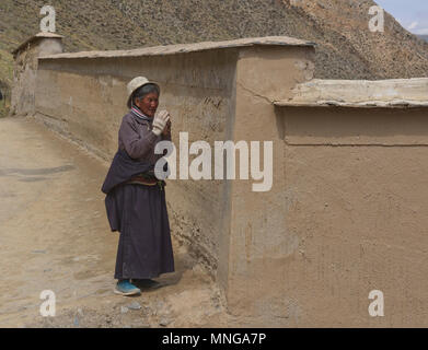 Pellegrino tibetano facendo kora intorno al monastero di Labrang, Xiahe, Gansu, Cina Foto Stock