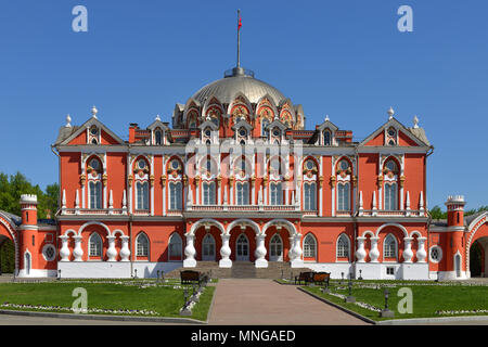 Petrovsky Palace fu costruito per Caterina grande e disegnato dal famoso architetto russo Matvei Kazakov nel 1782 Foto Stock