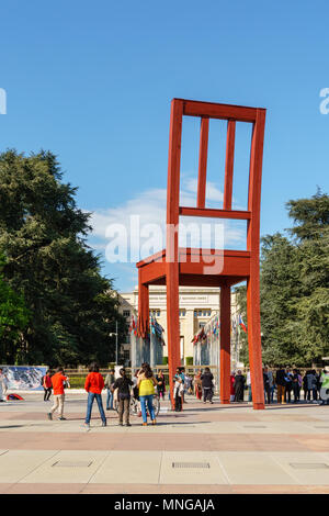 Ginevra, Svizzera - Aprile 04,2018: il posto delle nazioni, gigantesche "sedia rotta", simbolo della lotta contro le mine terrestri antiuomo a Maggio 10, 2013 a Ginevra, Foto Stock