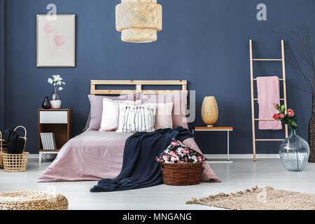 Accogliente e rosa bianca con camera da letto accessori grigio Foto stock -  Alamy