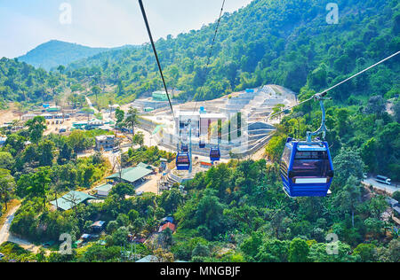 Il cavo auto consente di aprire la vista sul piede di monte Kyaiktiyo - famoso sito religioso buddista di pellegrini, visitando Golden Rock santuario vi, Myanmar. Foto Stock