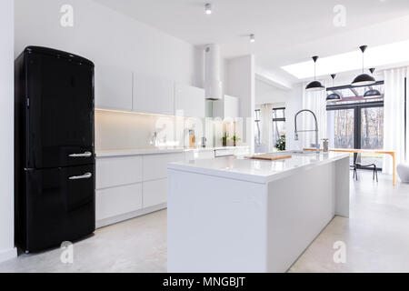 Moderno e cucina di luce in casa Foto Stock