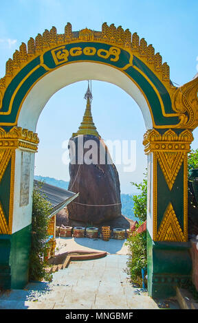 La stupa dorato sulla sommità della roccia nera è uno dei numerosi luoghi di culto, situato sul pendio del monte Kyaiktiyo, davanti all'ingresso Foto Stock