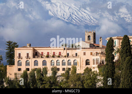 San Domenico Palace Hotel di Taormina con le pendici del vulcano Etna in Sicilia. Foto Stock