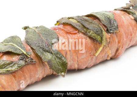 Una sella di filetto di capriolo Capreolus capreolus, che è stato avvolto nel prosciutto con foglie di salvia fresca da un supermercato posto tra Foto Stock