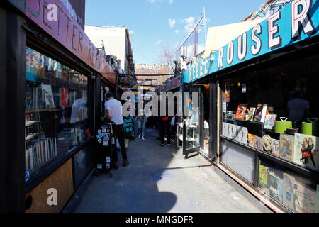 Negozi di dischi e altri venditori all'interno di Punk Alley, 867 Broadway, Brooklyn, New York. Un mercato nel quartiere Bushwick di Brooklyn a New York, New York. Foto Stock