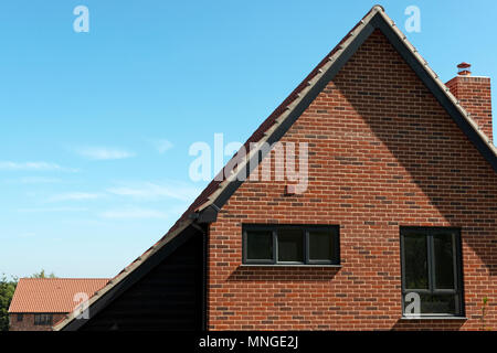 Nuove case costruite su un campo marrone sito, Ufford, Suffolk, Regno Unito. Foto Stock
