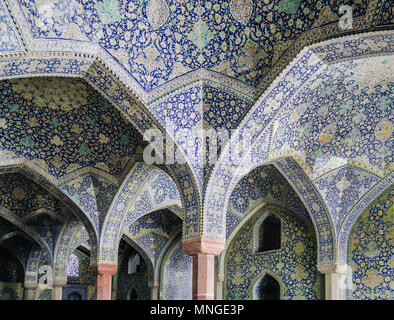 Isfahan, Iran - 22 Aprile 2018: vista interna del nobile cupola della Moschea Shah in Sfahan, Iran coperto con un mosaico di piastrelle policrome Foto Stock