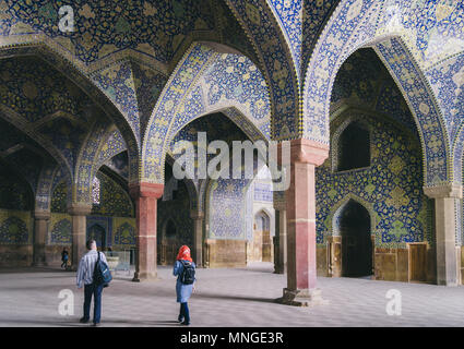 Isfahan, Iran - 22 Aprile 2018: vista interna del nobile cupola della Moschea Shah in Sfahan, Iran coperto con un mosaico di piastrelle policrome Foto Stock