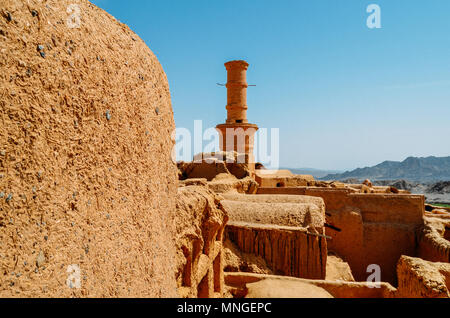 Windcatcher Towers è un tradizionale Persiano elemento architettonico per creare una ventilazione naturale negli edifici, città vecchia Yazd Iran. Foto Stock