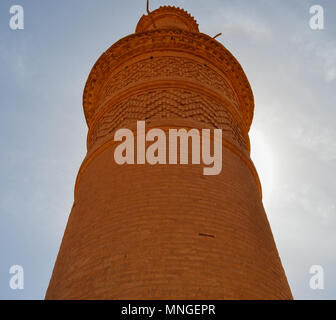 Windcatcher Towers è un tradizionale Persiano elemento architettonico per creare una ventilazione naturale negli edifici, città vecchia Yazd Iran. Foto Stock